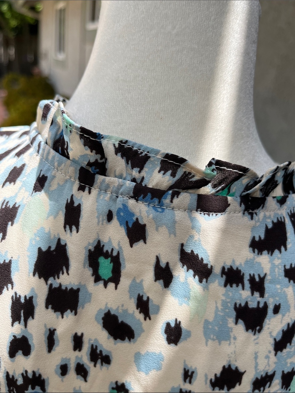 T Tahari Black, Cream, Brown and Teal Printed Blouse Size L - Picture 9 of 11